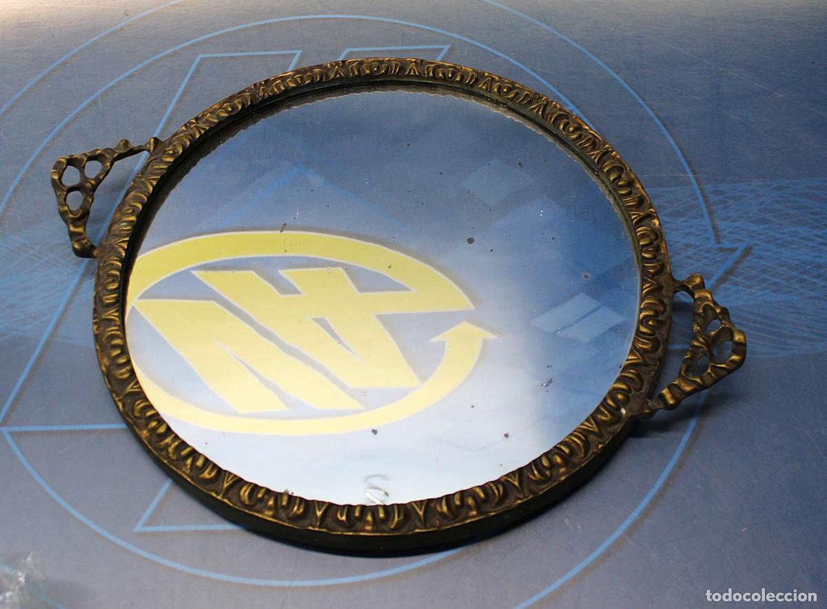 Antig&uuml;edades: Antigua bandeja circular de bronce con espejo. Centro de mesa.