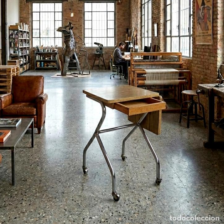 Antig&uuml;edades: Carro auxiliar de oficina o estudio, tambi&eacute;n mesa industrial de mediados del S. XX