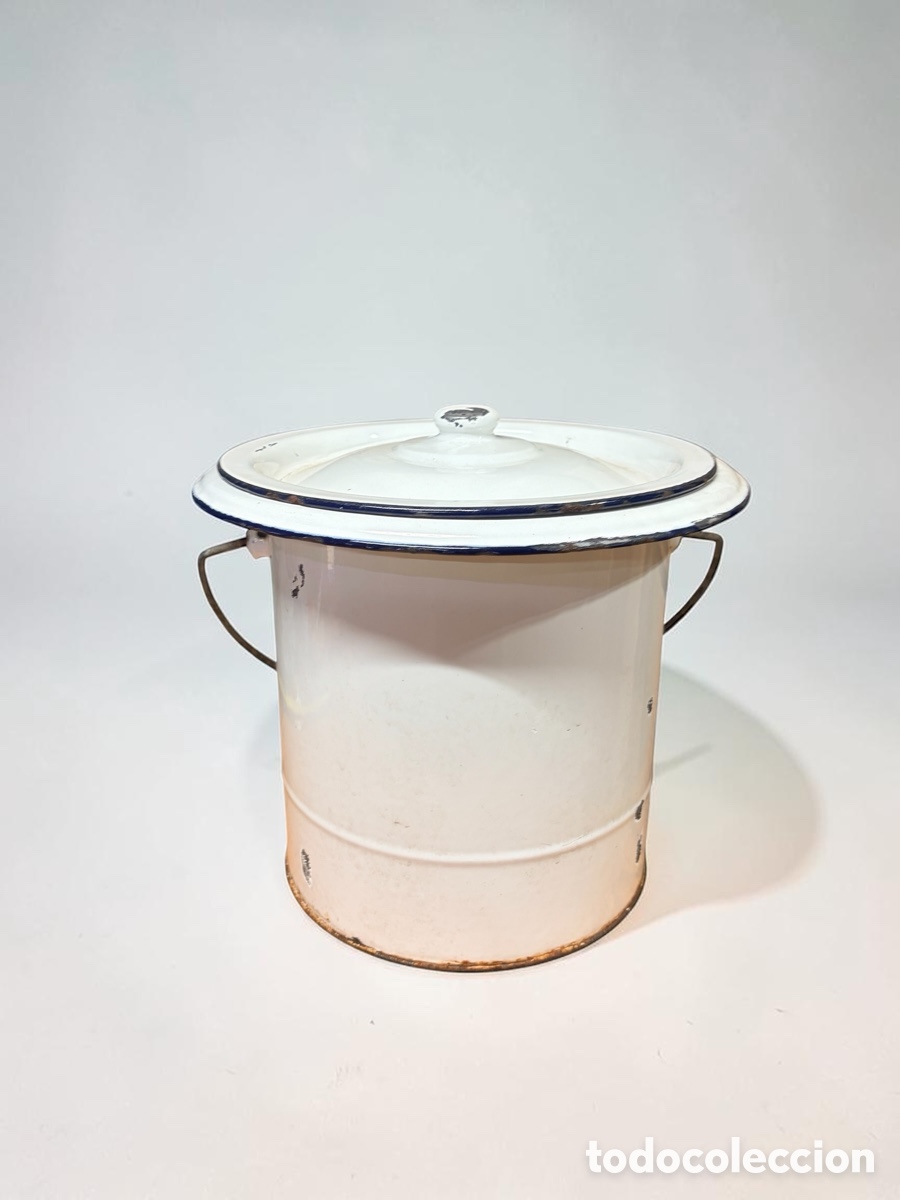 Antig&uuml;edades: Antiguo cubo de metal esmaltado con tapa