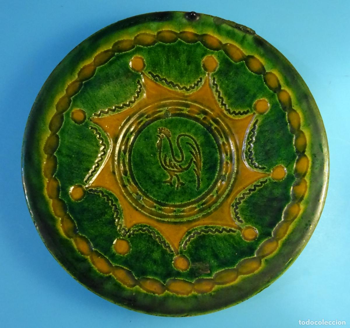 Antig&uuml;edades: PLATO DE CER&Aacute;MICA CON DECORACI&Oacute;N INCISA. MOTIVO CENTRAL GALLO. TITO &Uacute;BEDA