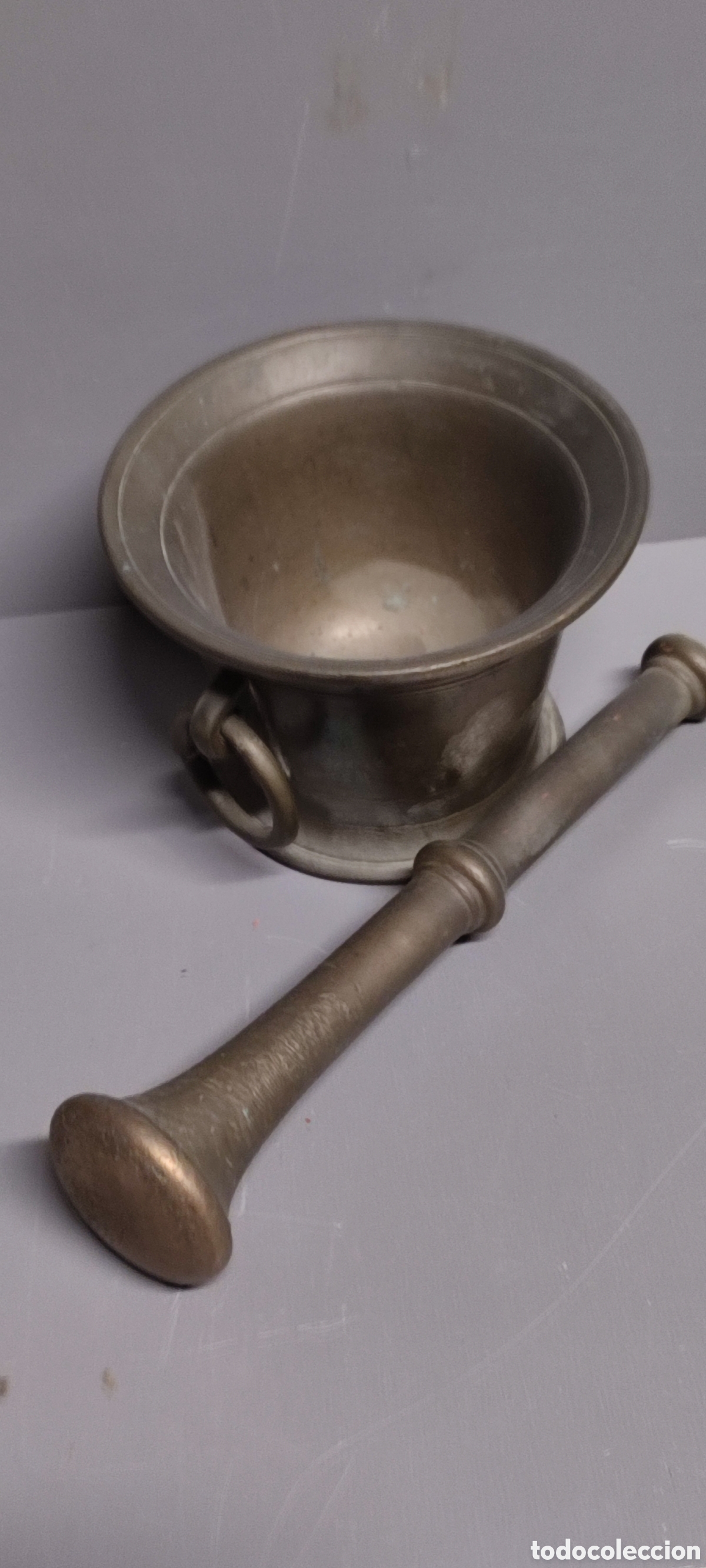 Antig&uuml;edades: Antiguo almirez mortero de bronce con su mano - Foto 1