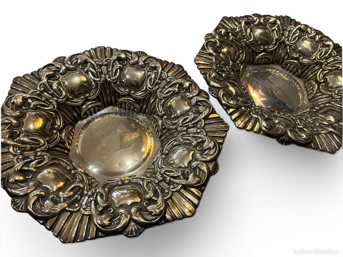 Antig&uuml;edades: PAREJA DE GRANDES CENTROS DE MESA O BANDEJAS NEO BARROCAS EN METAL PLATEADO REPUJADO SIGLO XX 30 CM