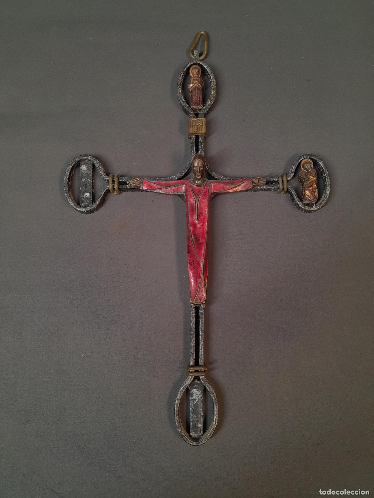 Antig&uuml;edades: CRUCIFIJO CON MEDALLONES DE LOS EVANGELISTAS EN ESMALTE &rdquo;CHAMPLEV&Eacute;&rdquo;. MEDIADOS S.XX