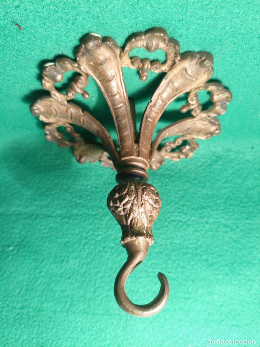 Antig&uuml;edades: ANTIGUO FLORON DE BRONCE DORADO PARA COLGAR LAMPARA DE TECHO. MODERNISTA. 1900-1920