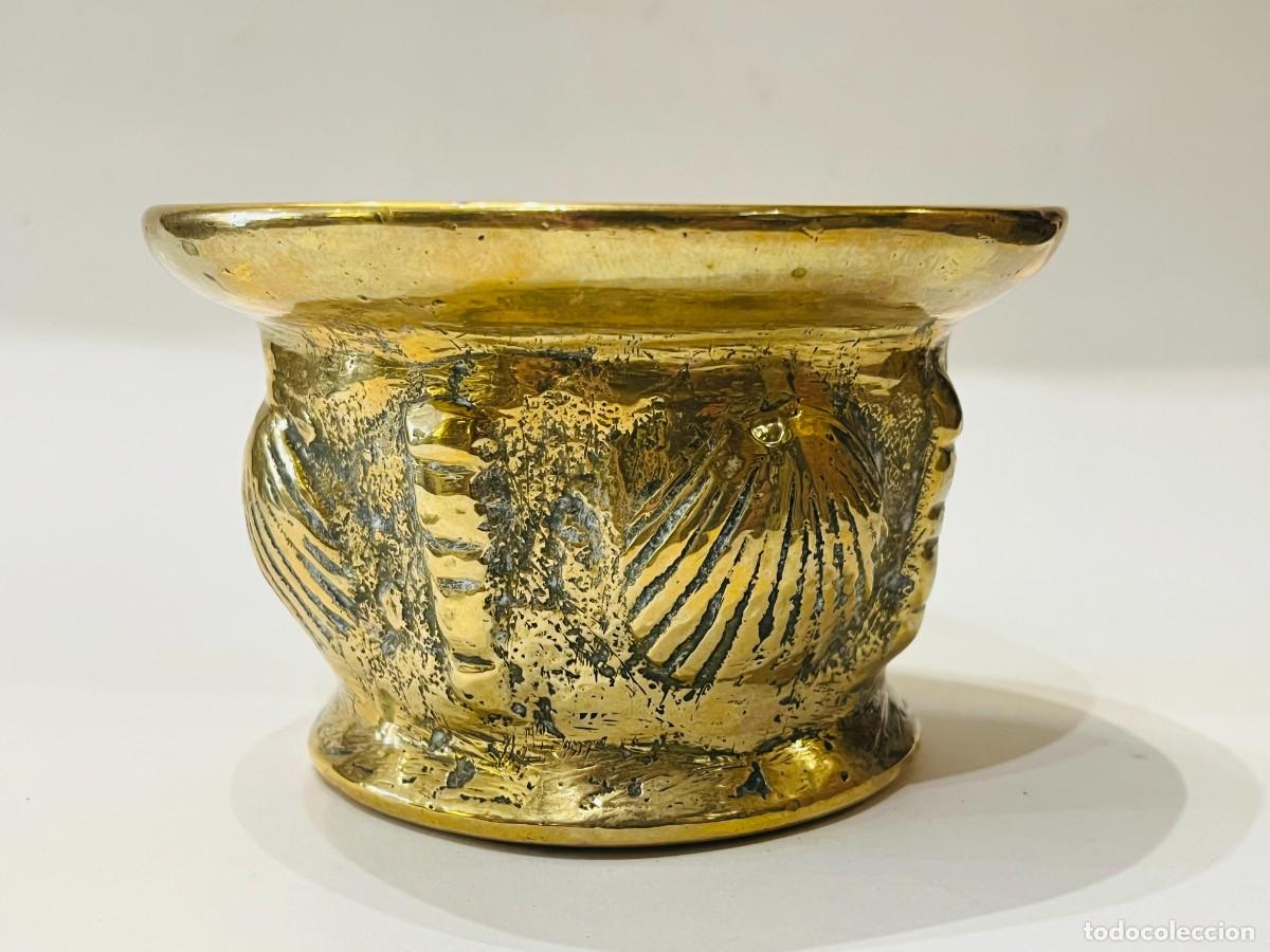 Antig&uuml;edades: ALMIREZ ANTIGUO DE BRONCE SIGLO XVII DECORACI&Oacute;N DE VENERAS CONCHAS 8X12 CM