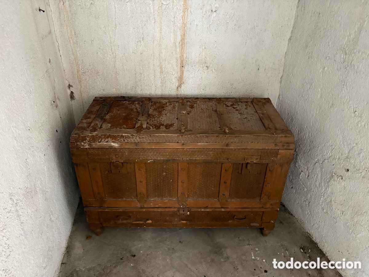 Oggetti Antichi: Ba&uacute;l antiguo madera y metal