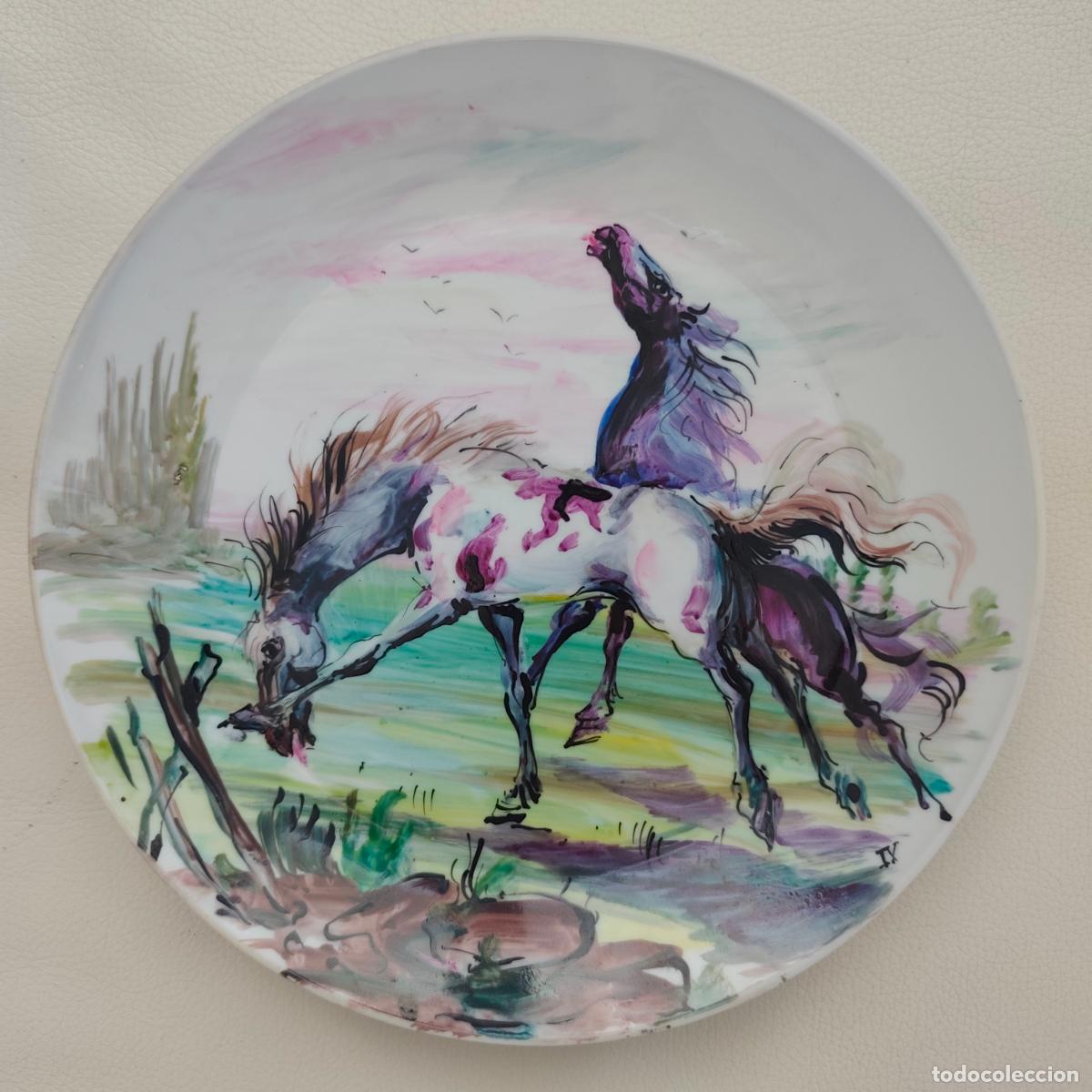 Antig&uuml;edades: Plato de CASTRO (SARGADELOS) PINTADO A MANO 22.5 CM DE DI&Aacute;METRO motivo ecuestre caballos