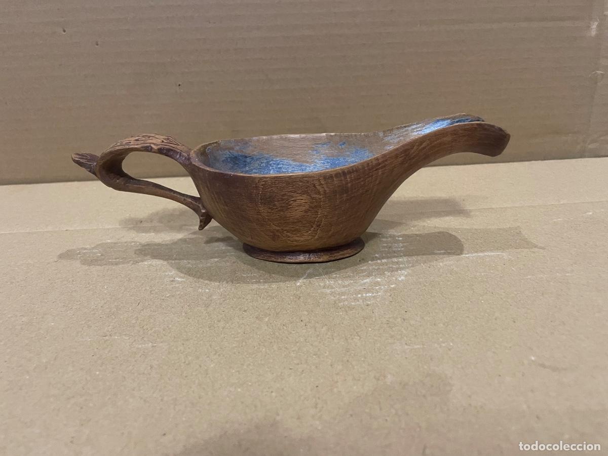 Antig&uuml;edades: ANTIGUA SALSERA DE MADERA DE UNA PIEZA , POLICROMADA , ESTADO EL QUE SE VE EN LAS IMAGENES 22X6X8 CM