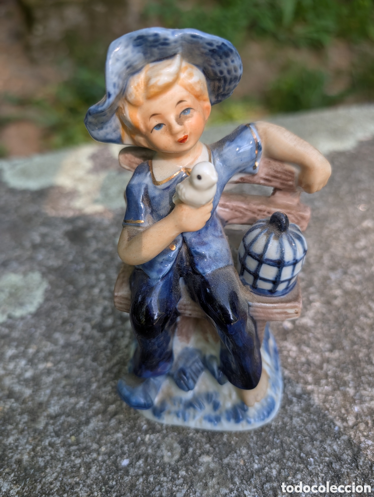 Antig&uuml;edades: Figura de Porcelana Japonesa Vintage - Ni&ntilde;o con P&aacute;jaro en Banco - Estilo Delft / A&ntilde;os 60
