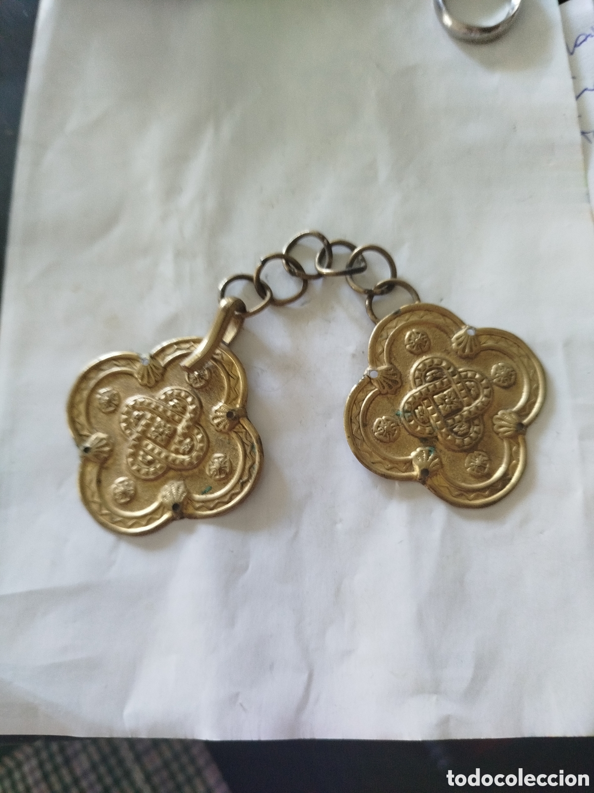 Antig&uuml;edades: Broche para capa de laton