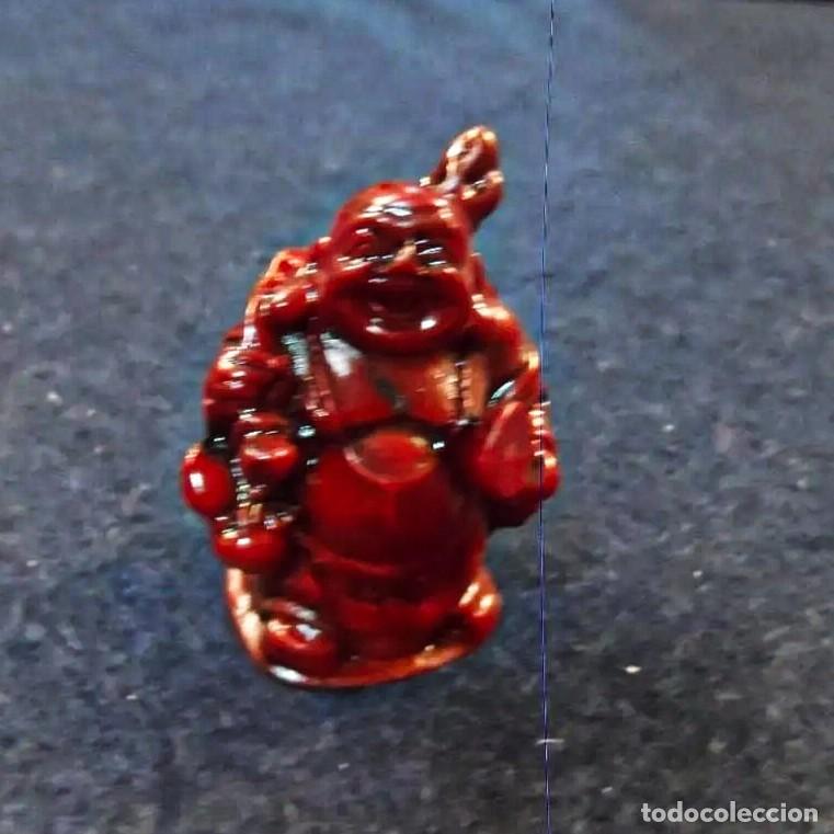 Antig&uuml;edades: BUDA FELIZ EN RESINA ROJA. MED. 55 X 40 MM
