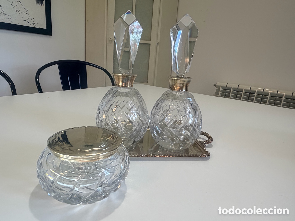 Antig&uuml;edades: Antiguo juego de tocador de cristal tallado y alpaca