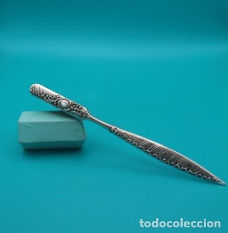 Antig&uuml;edades: Cepillo antiguo plata Art Nouveau repujado floral toilette ropa cerdas naturales 18,5 cm.