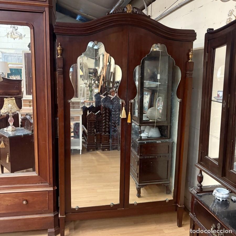 Antig&uuml;edades: Armario de Dos Puertas Estilo Franc&eacute;s