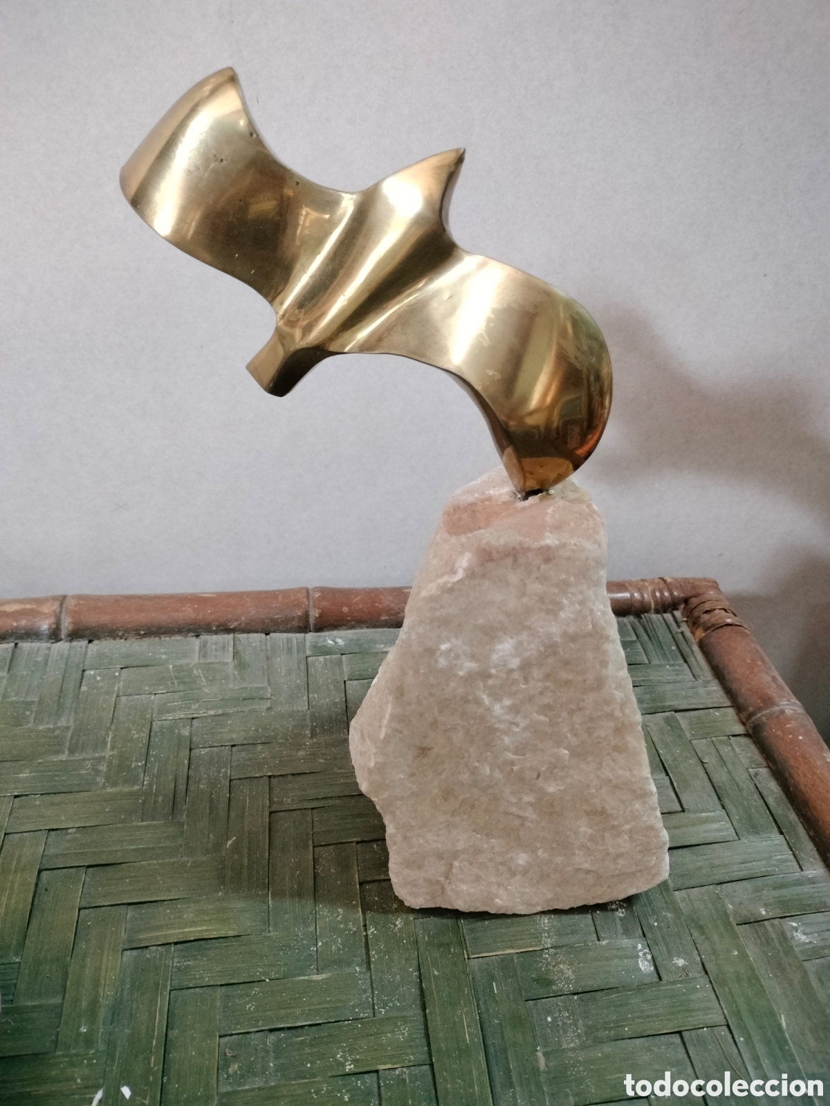 Antig&uuml;edades: Escultura de bronce con base de piedra firmada por pereiro