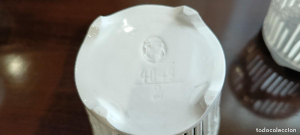 Antig&uuml;edades: Macetero y maceta con sello en la base - Foto 2