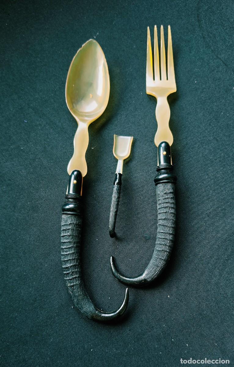 Antig&uuml;edades: Pareja de Cubiertos de Gala de Estilo Colonial de Ensalada en Hueso Tallado del S. XIX
