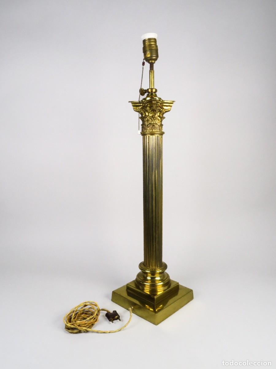 Antig&uuml;edades: L&aacute;mpara sobremesa columna corintia dorada mediados siglo XIX