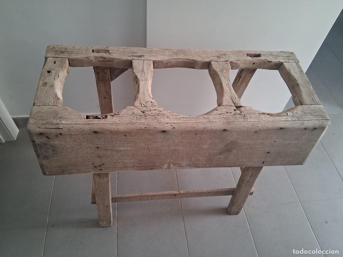 Antig&uuml;edades: Cantarera de madera para 3 c&aacute;ntaros de cer&aacute;mica