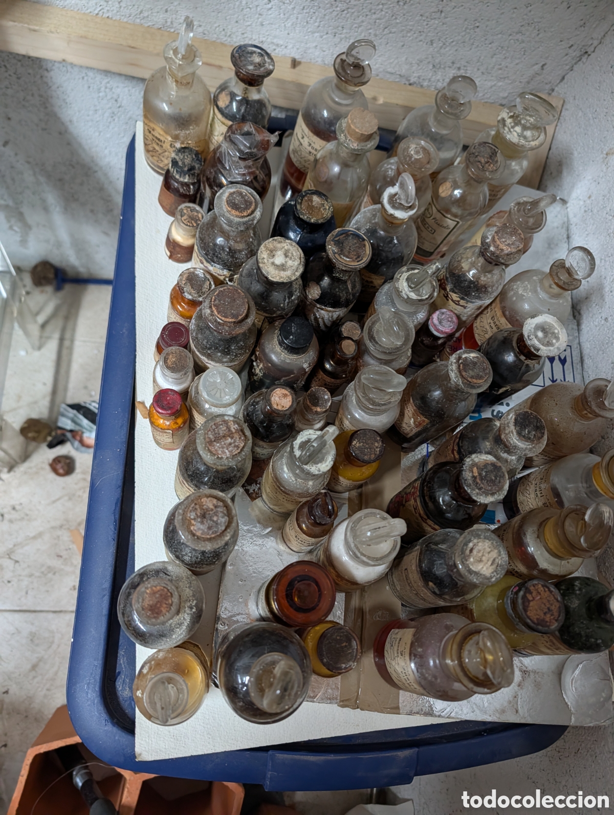 Antig&uuml;edades: Lote Hist&oacute;rico de +150 Frascos de Farmacia - Antigua Farmacia Justel (Vigo) - Vidrio &Aacute;mbar y Etiquet