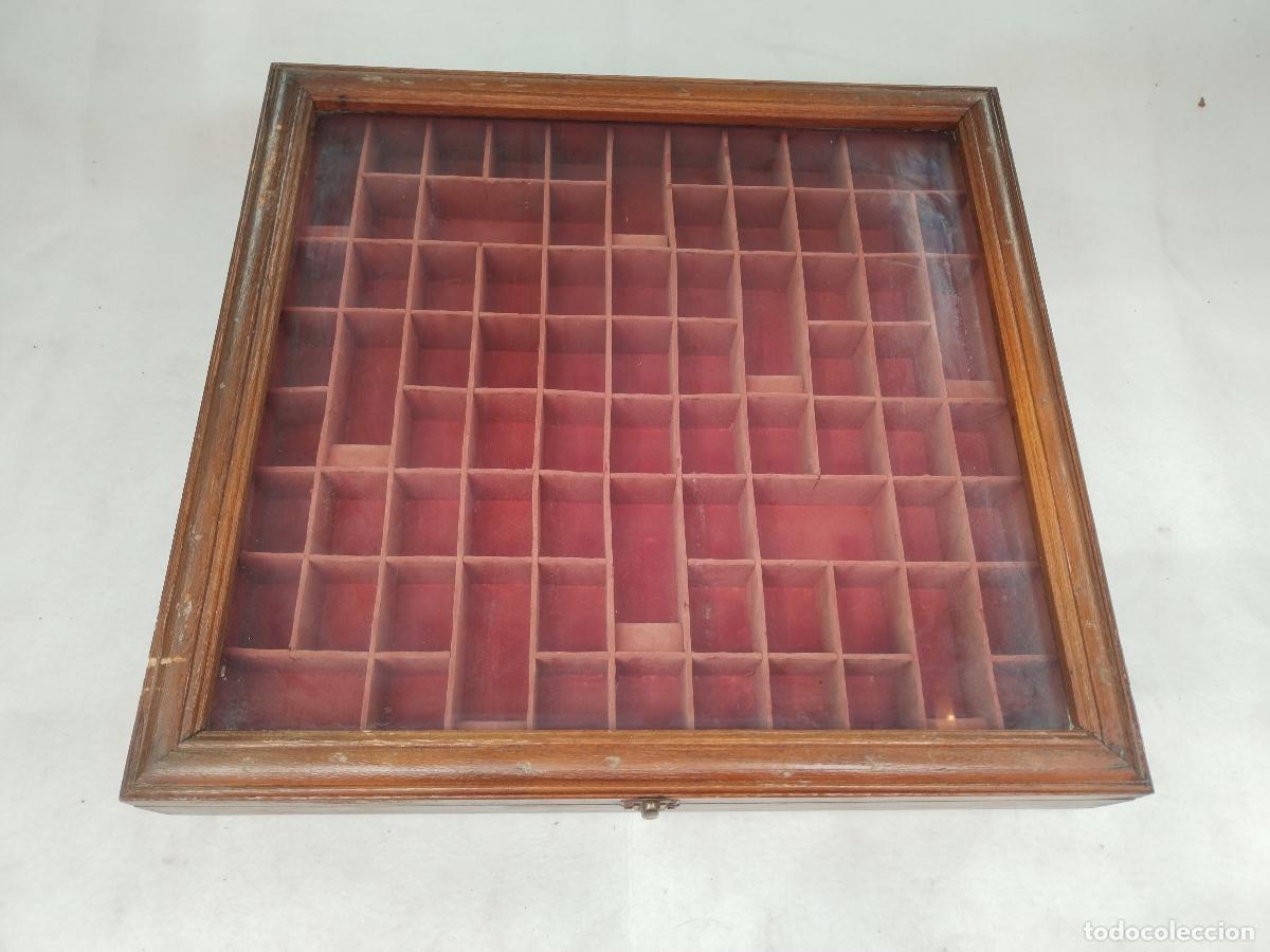 Antig&uuml;edades: vitrina expositor para dedales