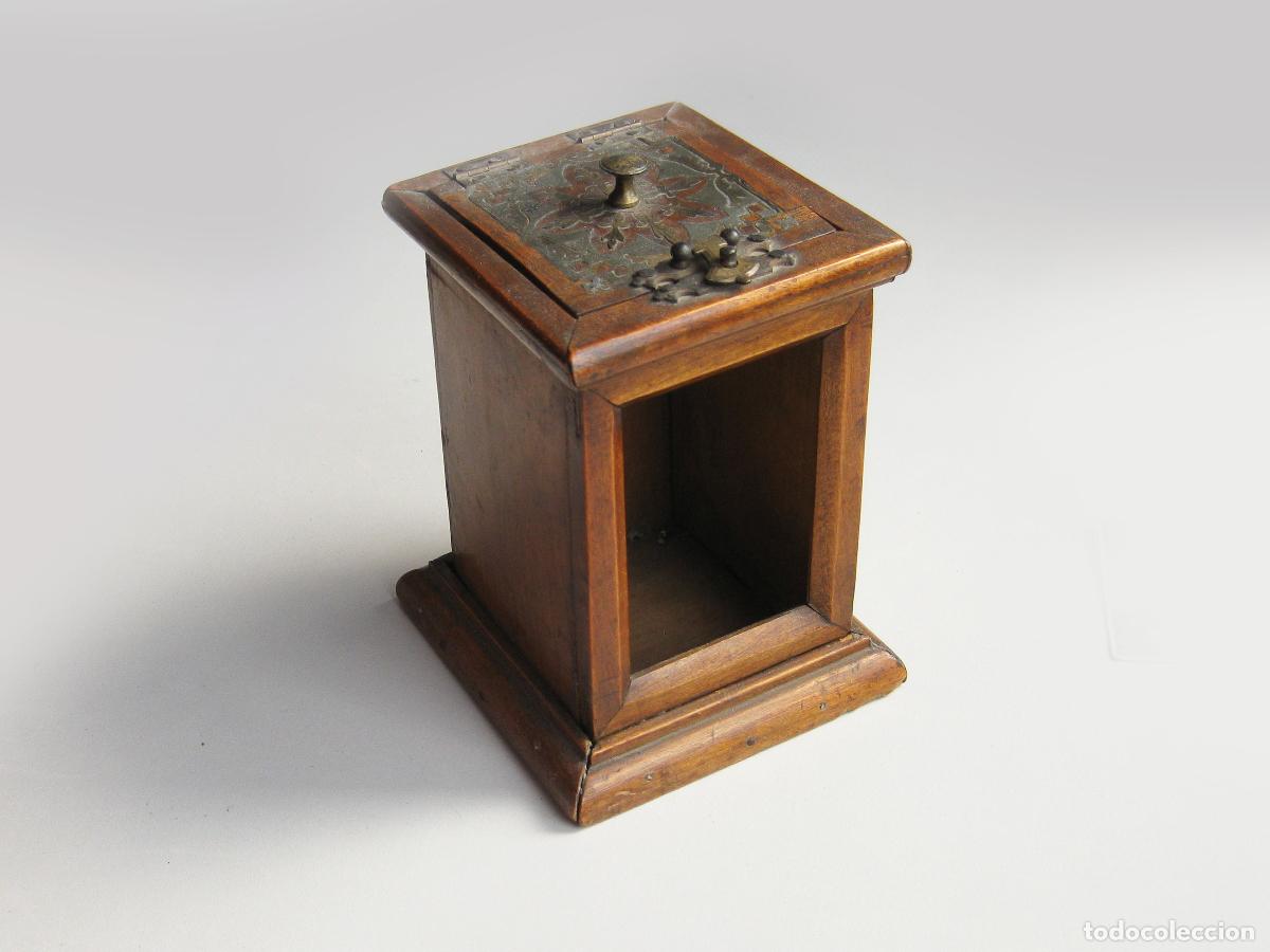 Antig&uuml;edades: ANTIGUA CAJA DE MADERA CON ADORMOS MET&Aacute;LICOS A MODO DE URNA. SIGLO XVII O XVIII