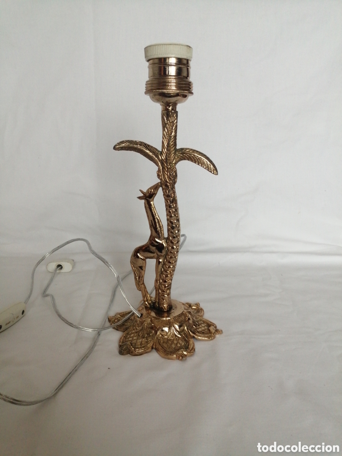 Antig&uuml;edades: L&aacute;mpara sobremesa bronce figura de jirafa y palmera.