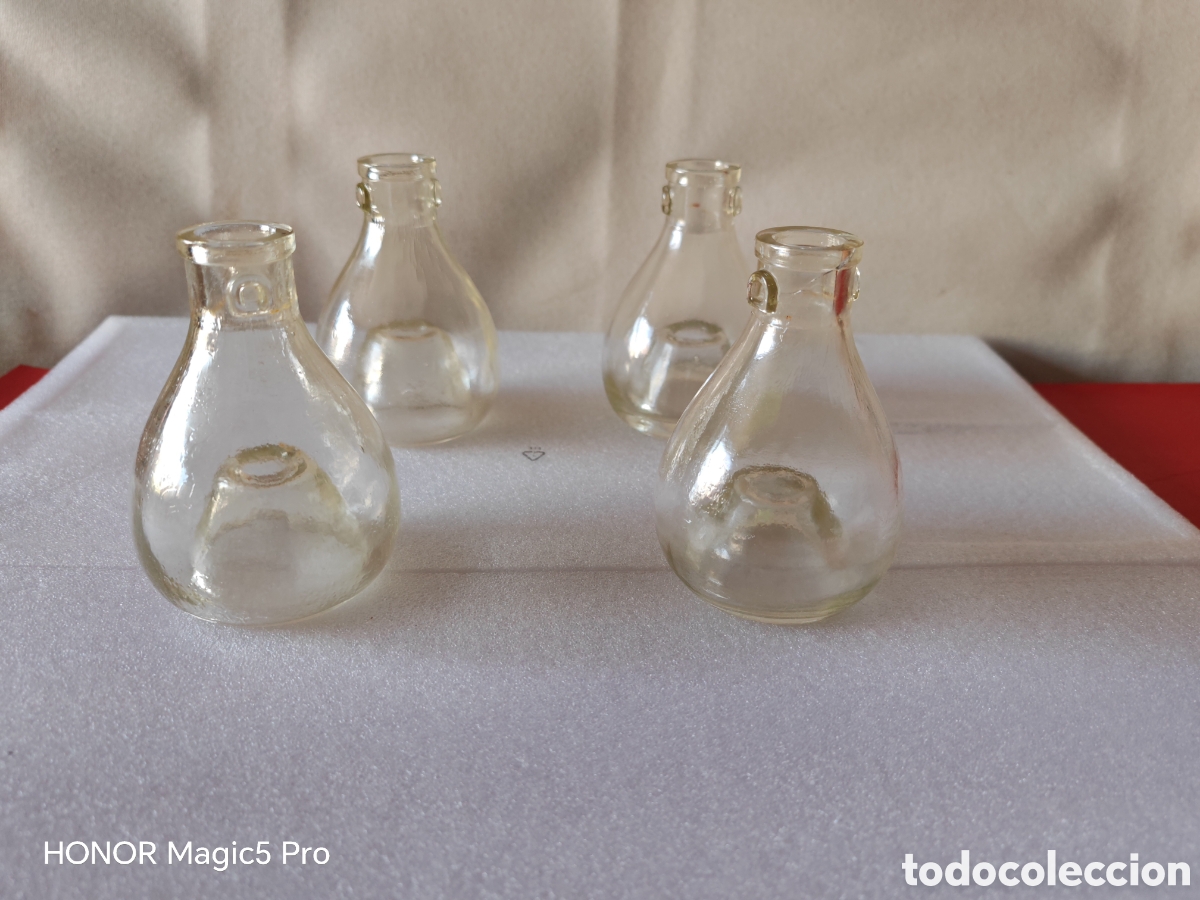 Antig&uuml;edades: Lote de cuatro botellas de cristal de colgar en los &aacute;rboles frutales para cazar moscas e insectos