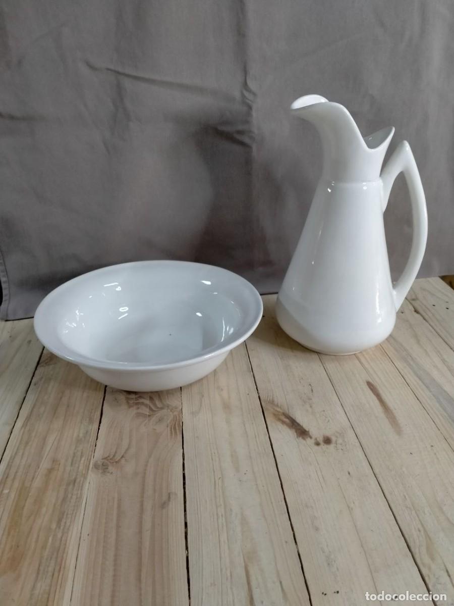 Antig&uuml;edades: Jarra y palangana blancas cer&aacute;mica, porcelana, aseo, lavamanos