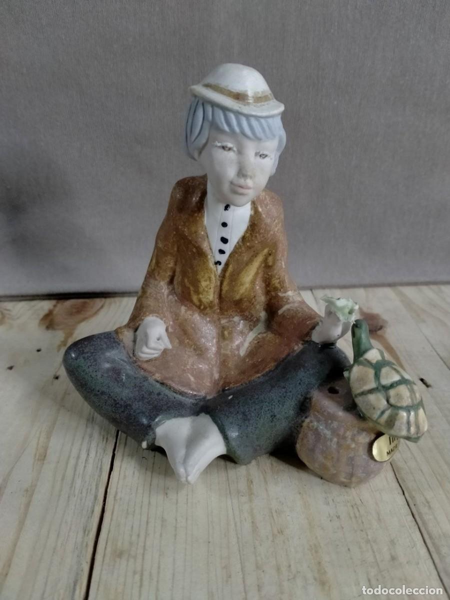 Antig&uuml;edades: Figura porcelana ni&ntilde;o con tortuga, marca Ingl&eacute;s.
