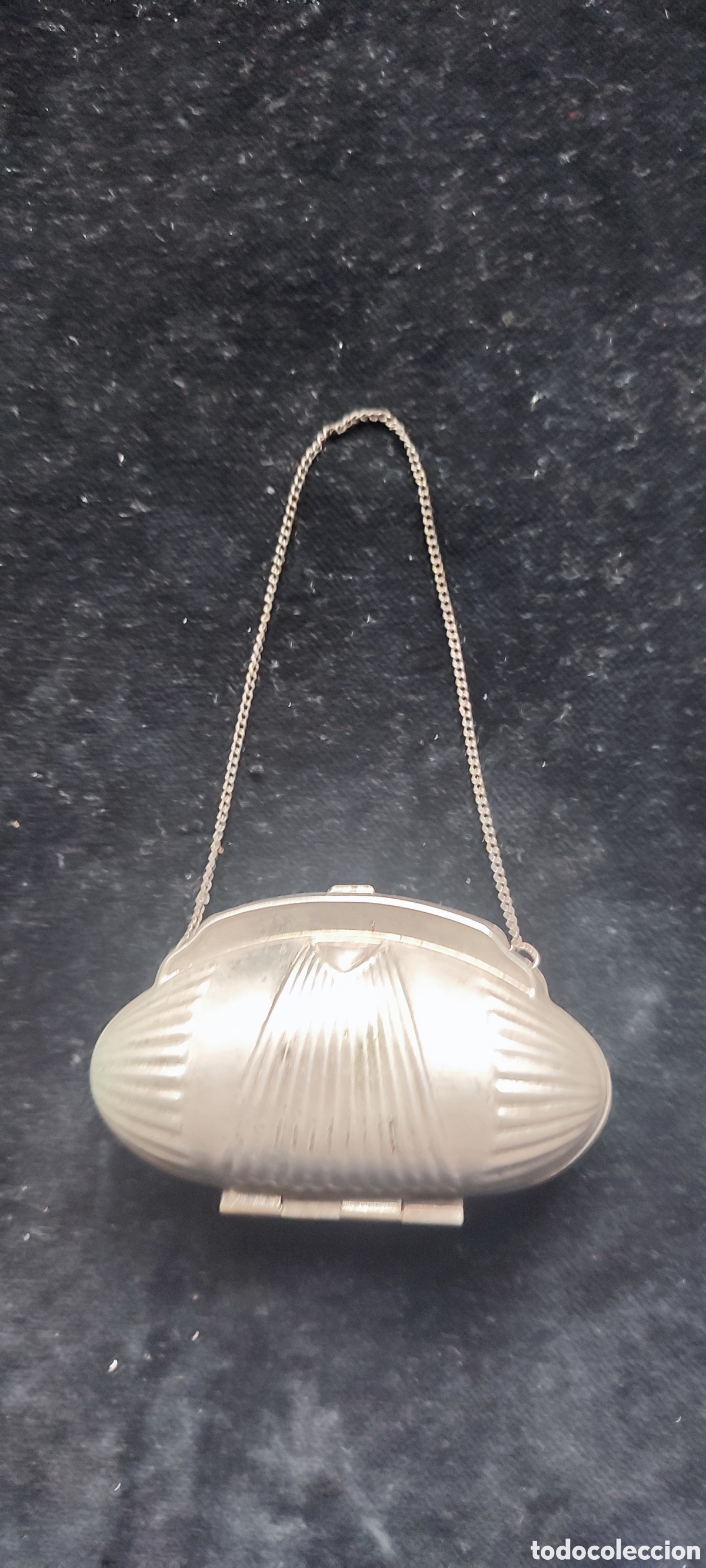 Antig&uuml;edades: Antiguo bolsito de ni&ntilde;a de lam&eacute; de metal de 1920