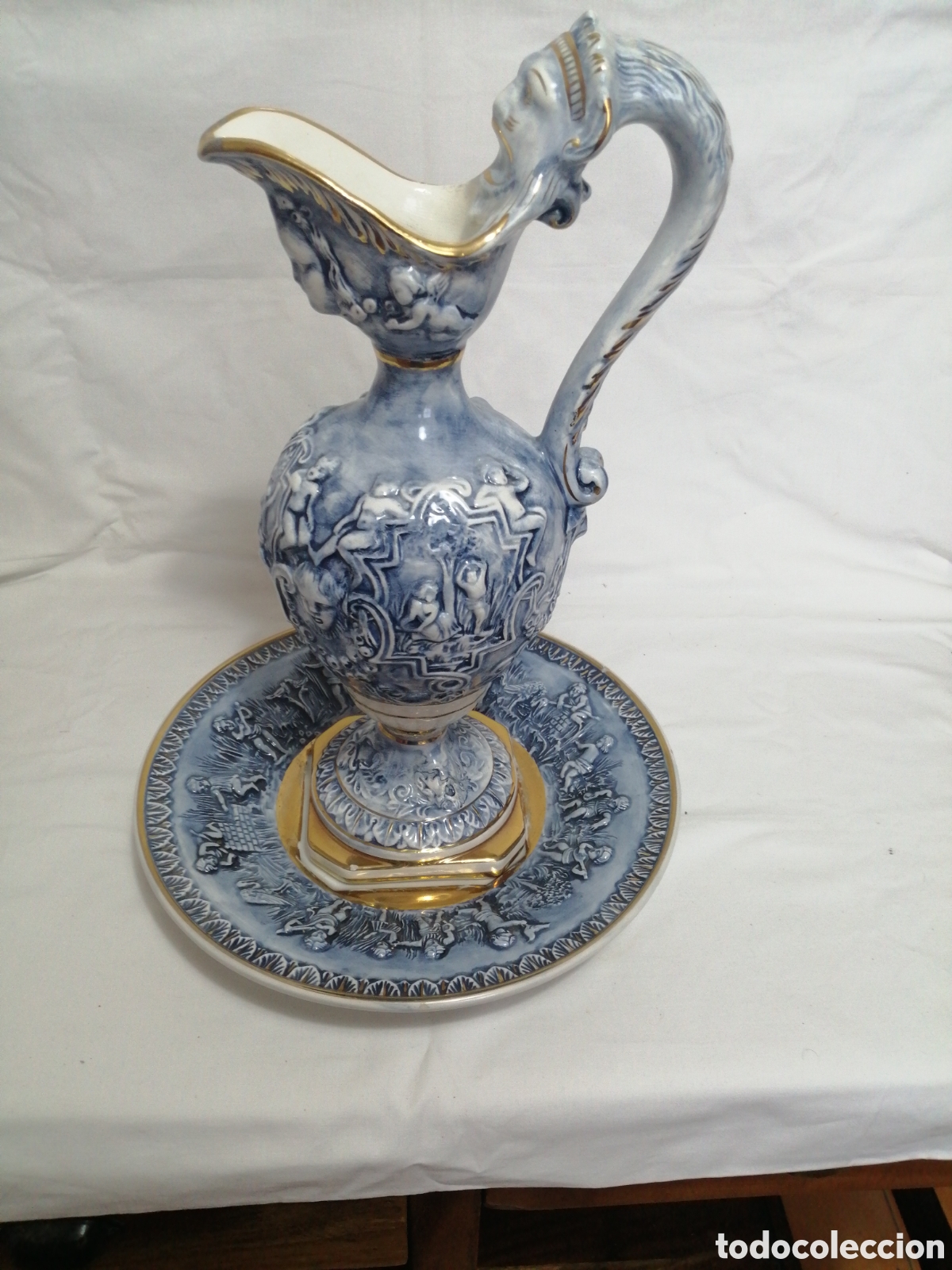 Antig&uuml;edades: Jarra con plato de cer&aacute;mica Capodimonte Italia.