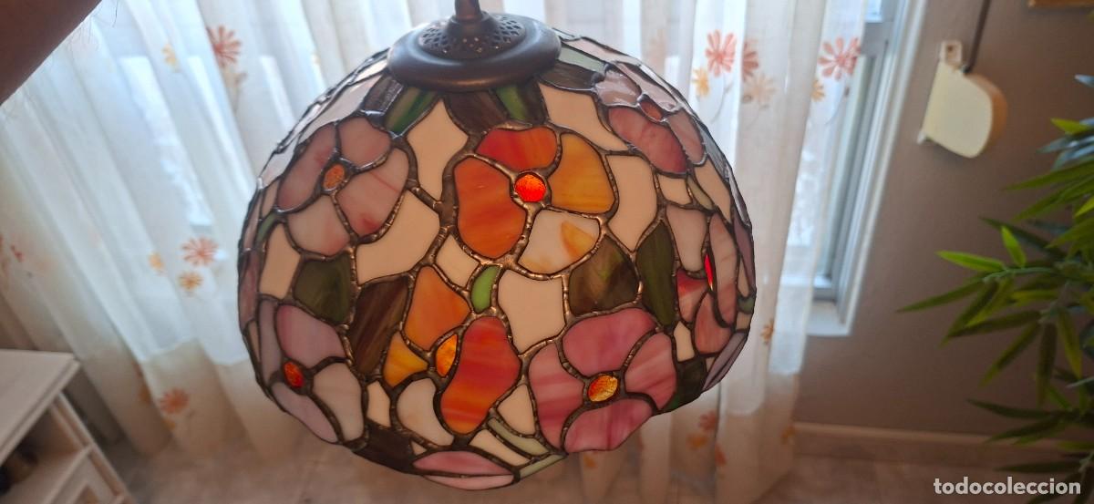 Antig&uuml;edades: L&aacute;mpara de techo estilo Tiffany - L&aacute;mparas SCHULLER S.A. - Vidrio opalino artesanal