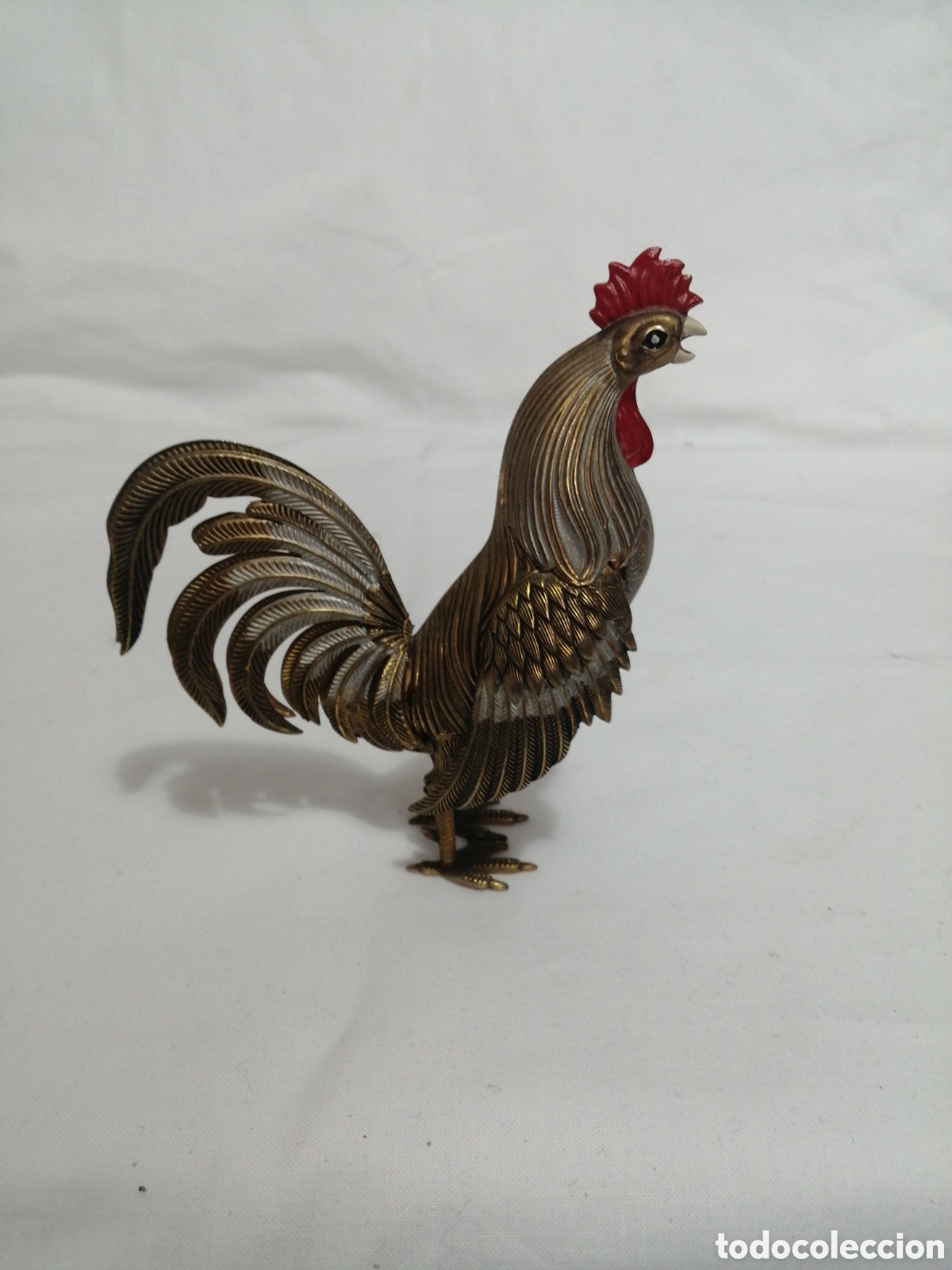 Antig&uuml;edades: Gallo en metal dorado.