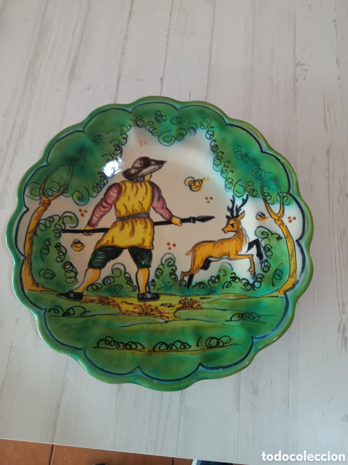 Antig&uuml;edades: Bonito plato de cer&aacute;mica de Puente del Arzobispo de 32 cm de di&aacute;metro