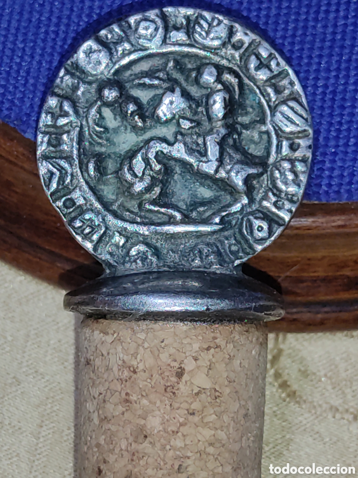 Antig&uuml;edades: Antiguo tap&oacute;n San Jorge o Santiago para botellas de licor o vino.