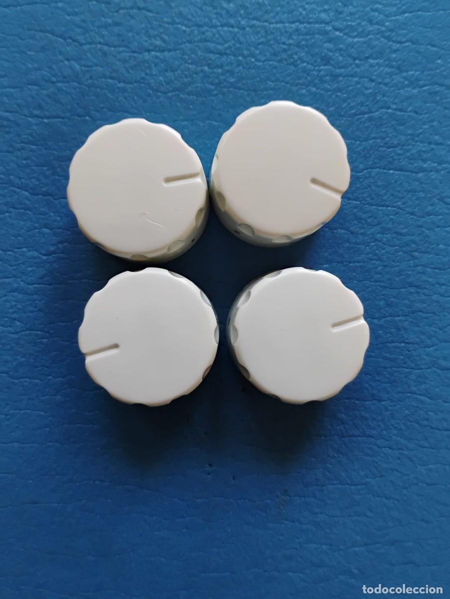 Antig&uuml;edades: CONJUNTO DE 4 MANDOS BOTON - NUMERADOS DEL 0 AL 6