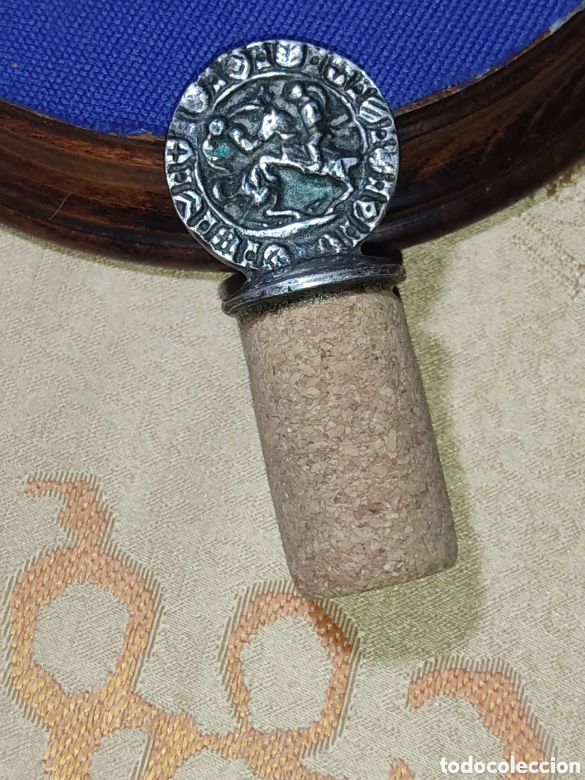 Antig&uuml;edades: Antiguo tap&oacute;n de San Jorge o Santiago para botellas de vino o licor.