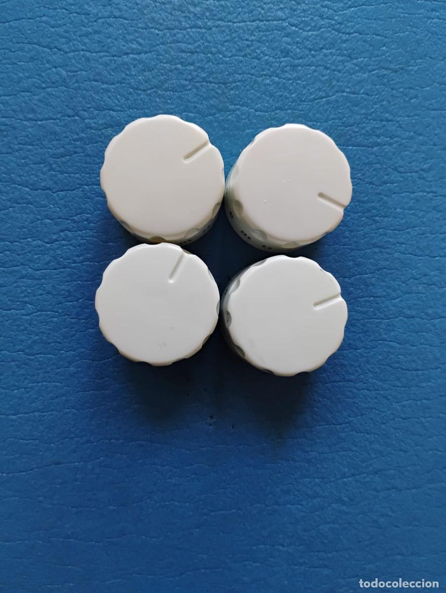 Antig&uuml;edades: CONJUNTO DE 4 MANDOS BOTON - NUMERADOS DEL 0 AL 12