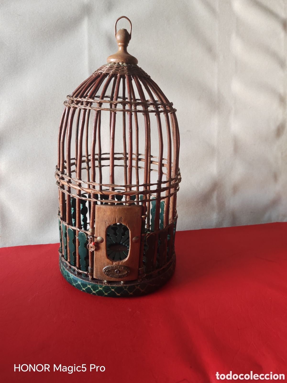 Antig&uuml;edades: Jaula antigua de perdiz artesanal realizada en mimbre y madera y pl&aacute;stico