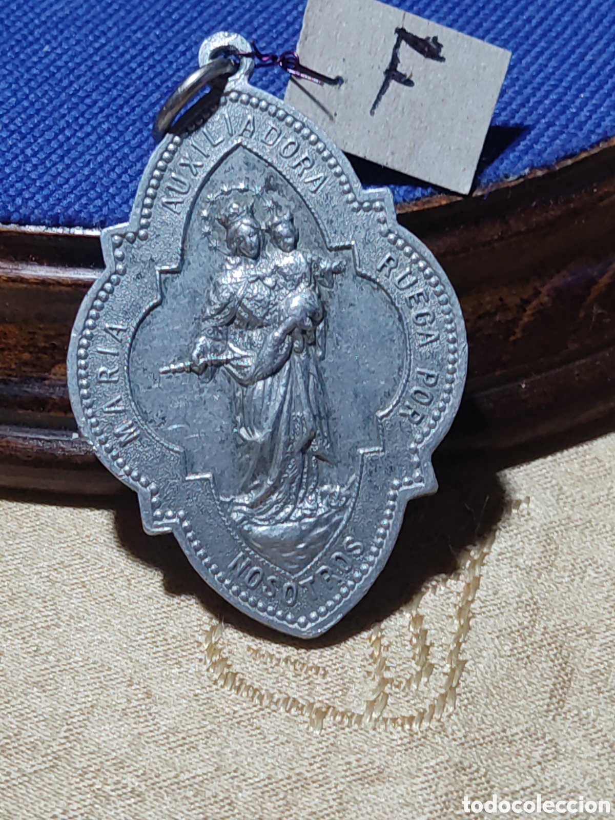 Antig&uuml;edades: Medalla religiosa de Mar&iacute;a Auxiliadora y coraz&oacute;n de Jes&uacute;s. *F*