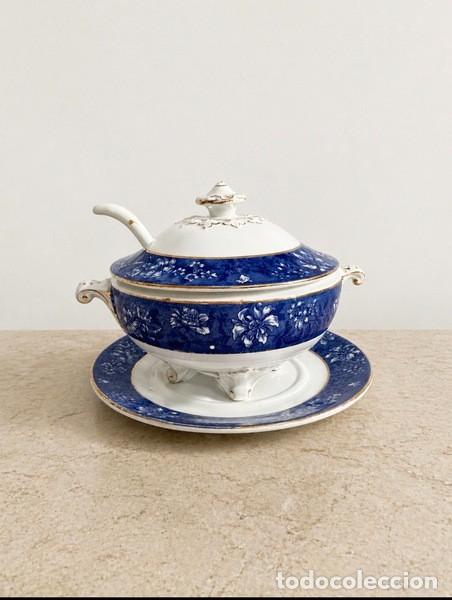 Antig&uuml;edades: SOPERA INDIVIDUAL EN PORCELANA INGLESA CON PLATO Y CUCHAR&Oacute;N, SELLO EN LA BASE