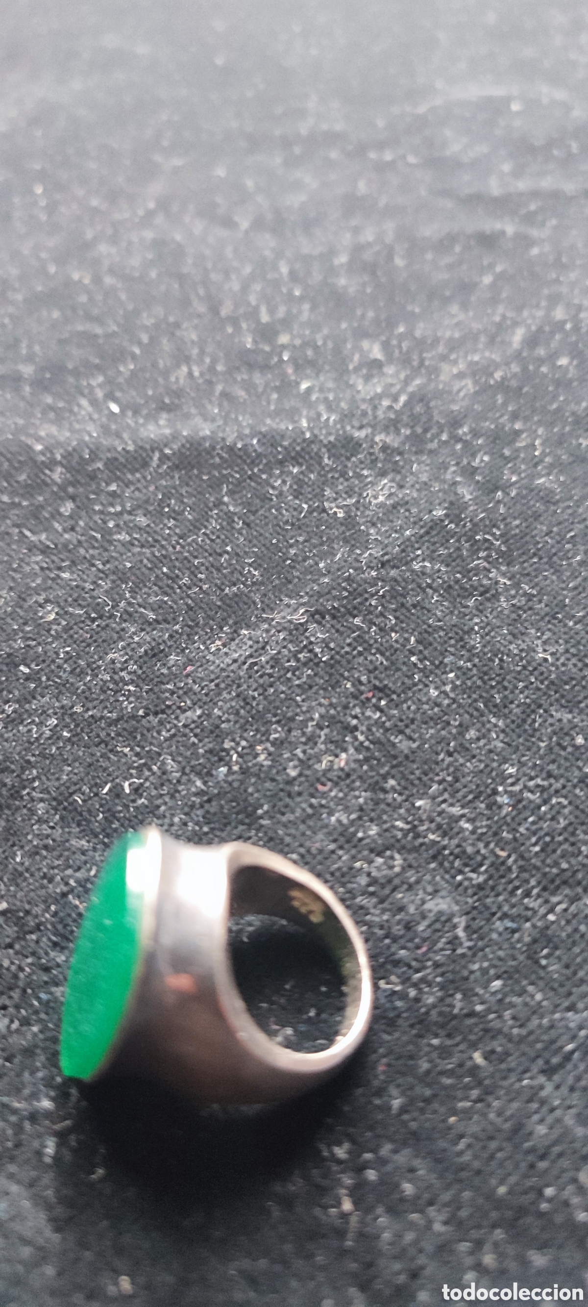 Antig&uuml;edades: Antiguo gran anillo de plata con contrastes y jade verde