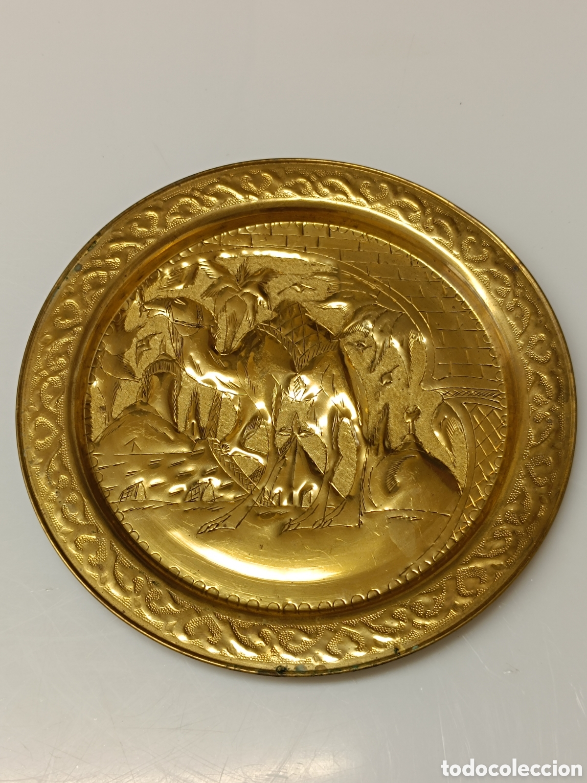 Antig&uuml;edades: Plato de lat&oacute;n camello hecho a mano