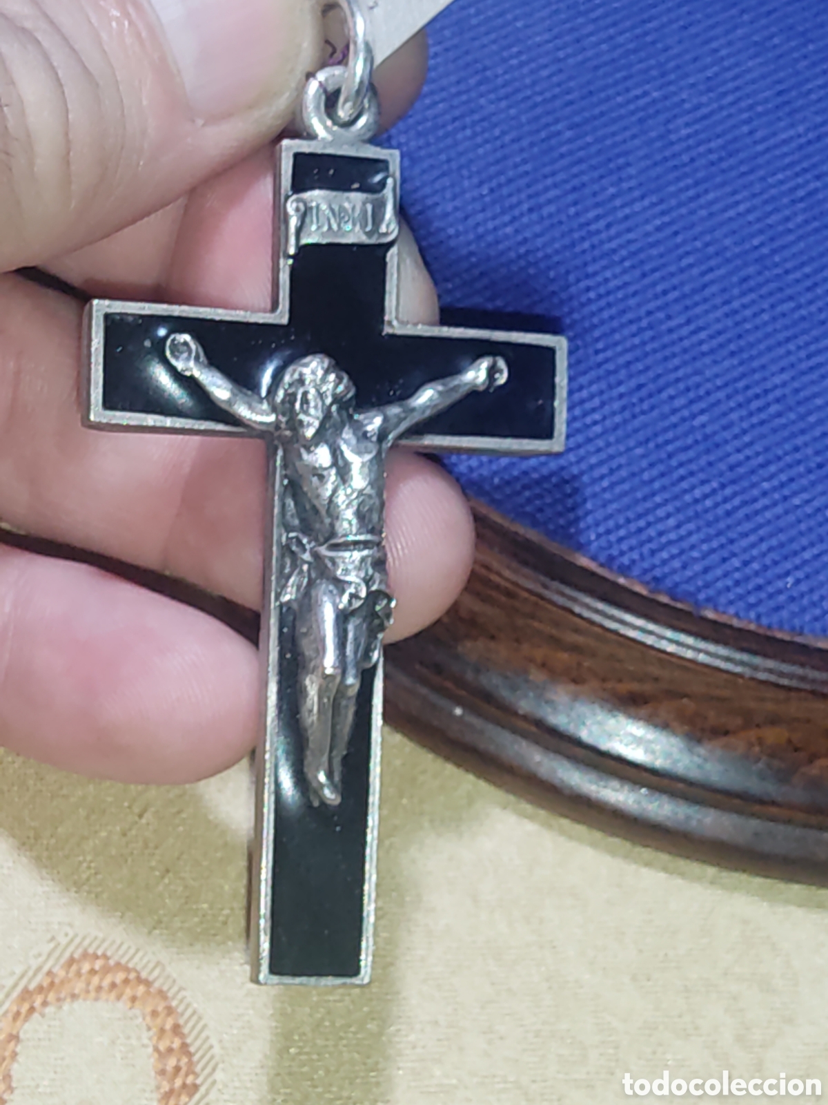 Antig&uuml;edades: Cruz pectoral o de pecho de metal plateado esmaltado.Cofradia de la Piedad.2001.*V*