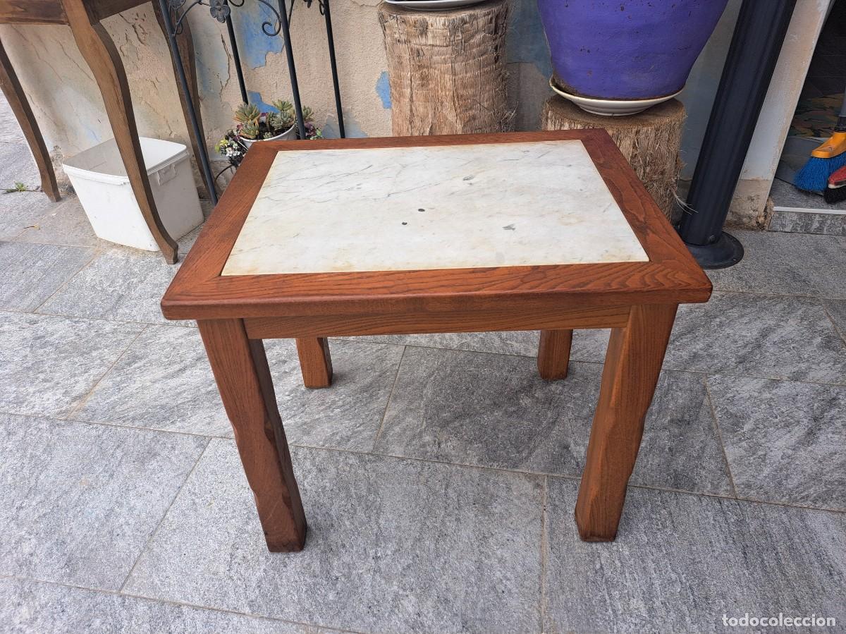 Antig&uuml;edades: Mesa de centro de madera maciza con m&aacute;rmol blanco.