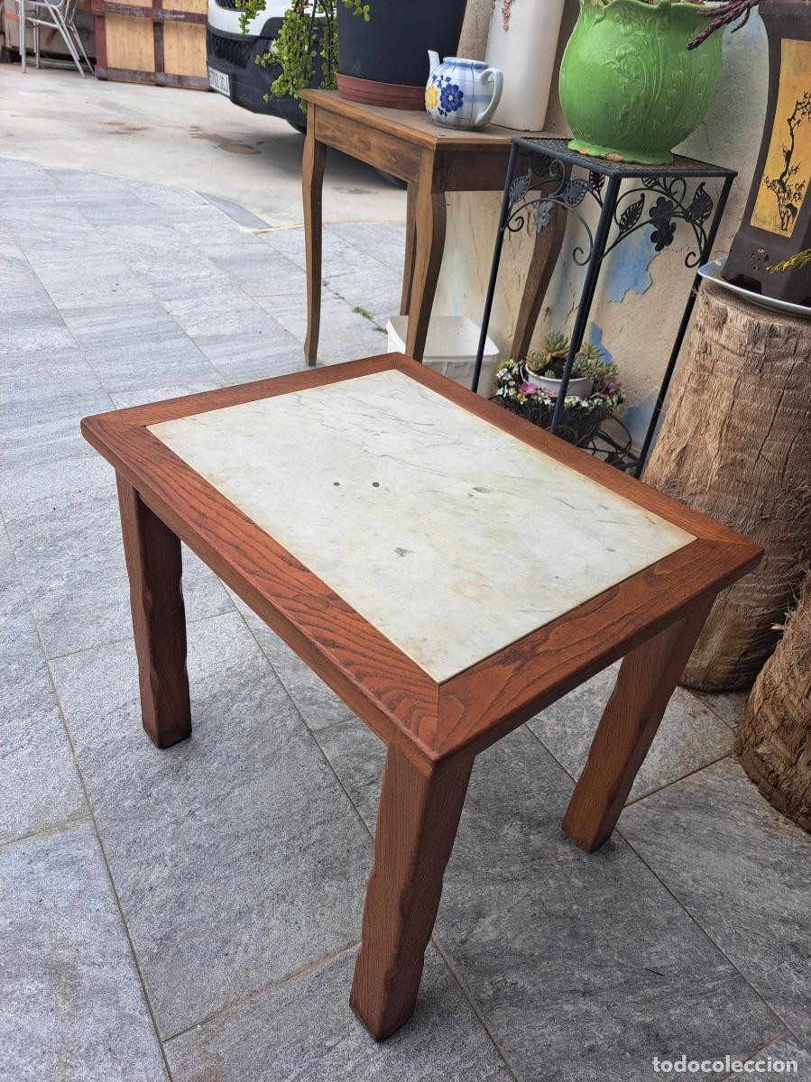 Antig&uuml;edades: Mesa de centro de madera maciza con m&aacute;rmol blanco. - Foto 5