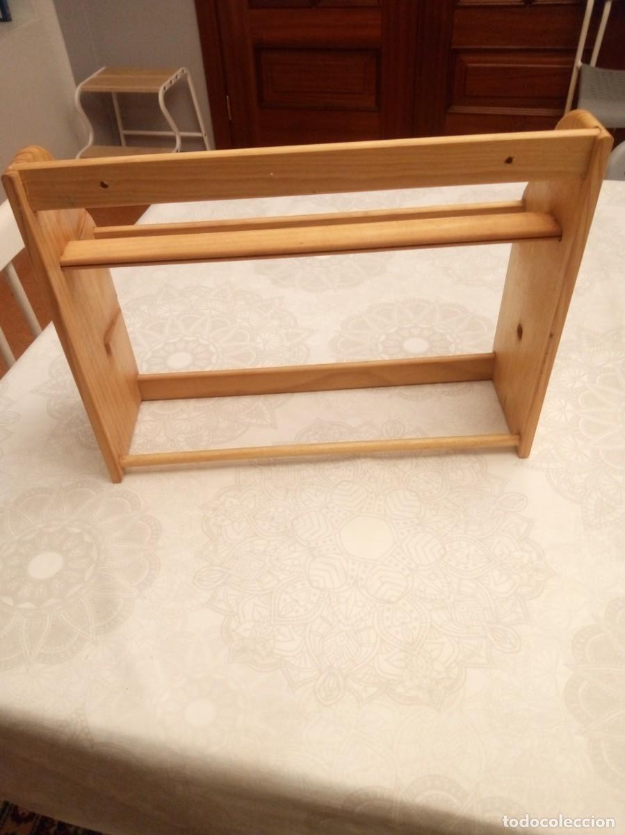 Antig&uuml;edades: Pr&aacute;ctico portarrollos de madera.