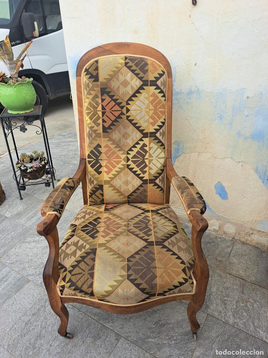 Antig&uuml;edades: Antiguo sill&oacute;n Voltaire de madera de nogal, Tapizado estilo Kilim con ruedines siglo xix