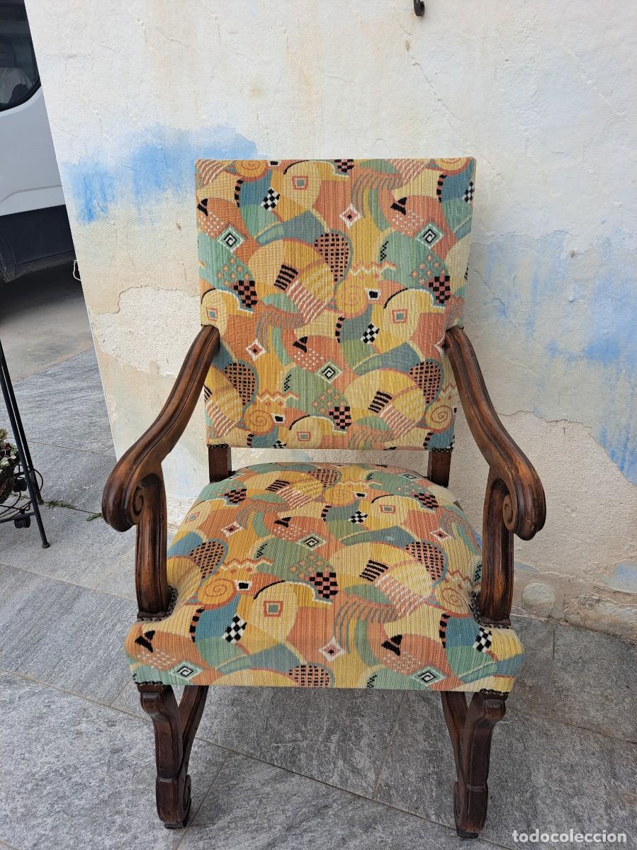 Antig&uuml;edades: Antiguo sill&oacute;n Art D&eacute;co de madera de roble y tapizado aterciopelado abstracto.